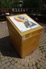 DEINE BÜHNE. Ein Projekt in Zusammenarbeit mit dem Fotografen Helmut Sagmeister unter dem Motto: Menschen wie du und ich, präsentiert im öffentlichen Raum der Wiener Taborstraße.