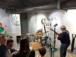 Musik bei der Ausstellung Droge-Gold mit Eva Kosinar im Strictly Herrmann. Okt. 2022.  Gitarre: Christian Leeb, Drums: Hans Heisz 