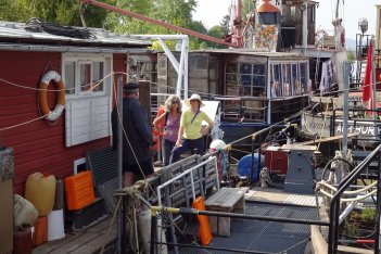 Kapiän Scheriau, seit 2006 beim Q202-AtelierRundgang dabei , hier mit Rundgangsbesucherinnen. 