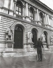 1998 eyecatcher der Ausstellung "Raum" . "Einen Meter" Das Künstlerhaus verschieben. Mit 300m Seil in 5m Höhe um das Haus gespannt und mit einer Seilwinde zu einer 9m hohen Säule vor den Haus verbunden. 