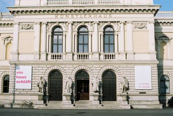 2004. Das Künstlerhaus war Monate lang wegen Finazunklarheiten geschlossen. Das ein Haus schläft wollte man sich im Haus nicht eingestehen und feindete mich an. Lies mich aber die Tafeln aufhängen. Hans Heisz