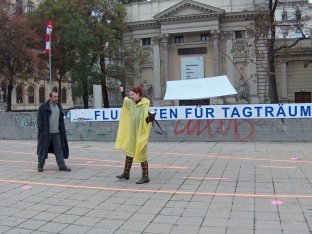 Flughafen für Tagträume. 2004 Aktion des Vereins melt-art vor dem Wiener Künstlerhaus, mit Hans Heisz, Karin Waiscek, Ulli Klepalski, Martina Huf, Christian Leeb 