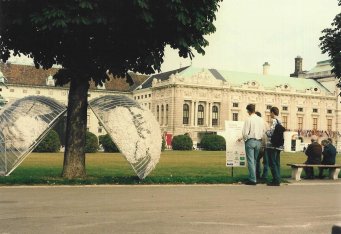 1998. "Zwa Hoibe haum a Gschbusi in Wien".  Beim Multikultievent Halamasch.
Aus den verbliebenen Federn formte ich die Erdteile. Lehnte nördliche und südliche Halbkugel der Welt an einen Baum am Heldenplatz. Hans Heisz