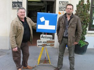 Q202-AtelierRundgang 2006. 
Ferry Bartl li., Wie öffnet man eine Sackgasse?. Man entfernt das Ende.