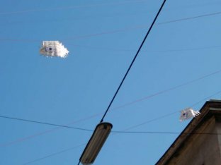 Lebenszeichen. Die Blicke in die Fenster auf der anderen Straßenseite sollten nicht geheim bleiben. Also spannte man Schnüre von Fenster zu Fenster mit im Wind flatternden Augen daran.