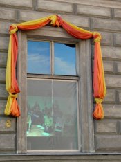 Lebenszeichen. Das Gymnasium  Sperlgasse übertrug den Unterricht per Projektion und trapierte ein Fenster.