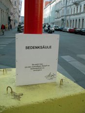 Lebenszeichen.  Bedenksäule ein Zeichen von Hans Heisz. 