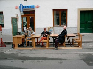 Lebenszeichen. Die Volksschule Sperlgasse kam auch noch mit einer Klasseneinrichtung auf die Straße.  