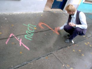 Lebenszeichen. Der Uhrmacher Ecke Kl. Sperlgasse Karmeliterplatz schrieb, wenn er gerade Zeit hatte, diese mit der Kreide auf den Gehsteig.  