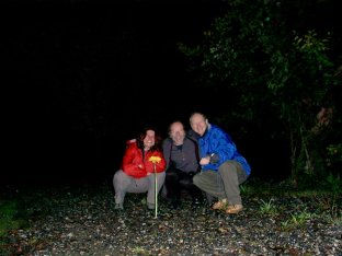 Blux. In der Abschlußaktion wurde je eine Blume in den vier Himmelsrichtungen an der Stadtgrenze in den Boden gesteckt, und wenn es im Wienerwald und finster war.   