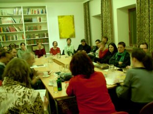  2004, Romy Pfyl und Julie Leroux beim organisieren des ersten Q202 Rundgangs. Die Arbeitsgruppe löste sich im selben Jahr auf. Die Agenden wurden von den beiden an Hans Heisz übergeben. 