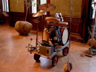 Künstlerhaus Wien, 2003 Ausstellung im Großen Saal: Objekt "Geräuschtransport"  Hans Heisz 