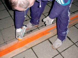 Flughafen für Tagträume. Aktion des Vereins melt-art vor dem Wiener Künstlerhaus.  Markiertung der Landebahn. 2004 