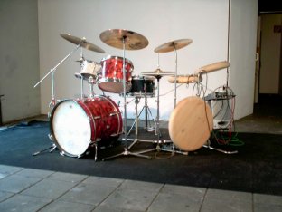 2003 Musikaktion mit Schülern der ELAK und Edgar Pdam in der Künstlerhaus Passagegalerie. Hinter dem Paravant versteckt spielte ich Schlagzeug als unsichtbare Begegnung zweier Soundwelten. 