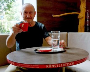 Q202-Künstlertisch/Klausurgespräche, unter diesen Titeln treffen sich KünstlerInnen und Kunstinteressierte. Die Termine und Orte werden auf q202.at angekündigt. 