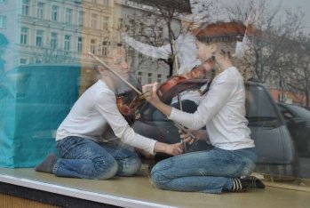 Q202 AtelierRundgang 1013. Kinder Musizieren in der Auslage des Frauen-Treffs. 