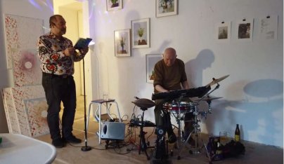 Texte von und mit Alfred Horak und Hans Heisz an der Percussion im Atelier von Ona B im April 2023.  