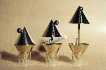 Ein Stil gerechter Aschenbecher den man bei Vernissagen an Stelle eines Weinglases herumtrug. 1991 Hans Heisz. 