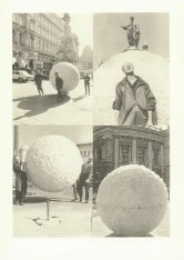 1996. Die Federkugel am Weg zum Brurgtheater, wo sie Wochen lang auf der Straßenbahninsel stand und Fiakerpferden ziemlich komisch vorkahm. 