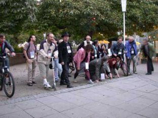 2005. Erster Wiener Künstlerlauf, vom Würstelstand namens Pomali am Gausplatz zum nicht mehr bestehenden Lokal Walfisch in den Prater. Start