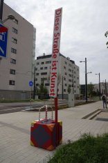 Die neue Position Ecke Tabor-/Vorgartenstraße. Eine Kuppel aus Glaskristallen und dem abgewandelten Spruch "your language on inside of you" 